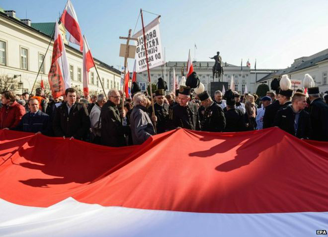 Poland remembers Smolensk air crash amid controversy