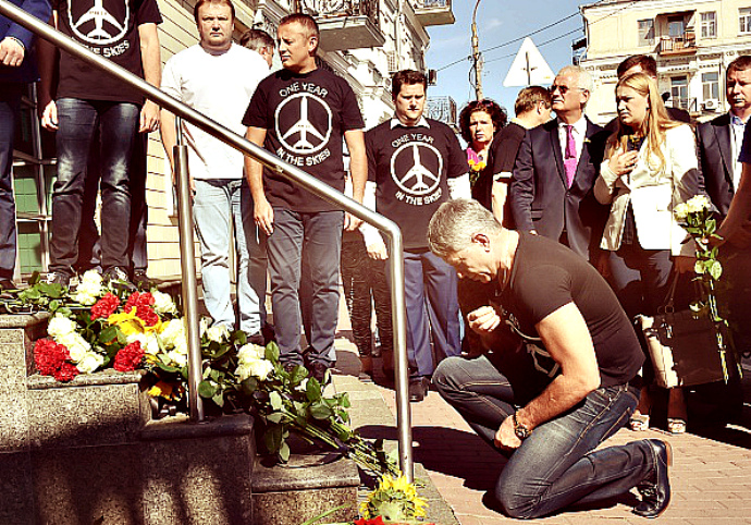 Ukrainian MPs lay flowers outside Dutch Embassy a year on from MH17 (VIDEO)