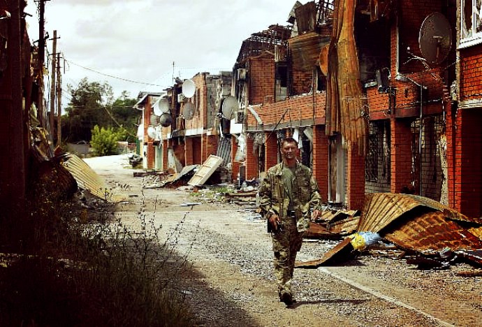 Ukrainian military in Shyrokyne witness total destruction of the resort village (VIDEO)