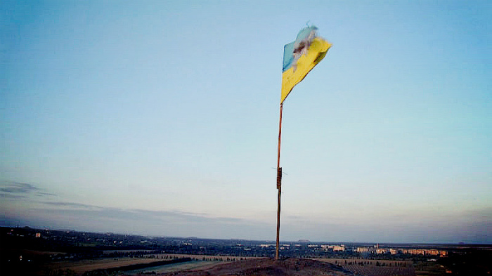 Legendary  «cyborg» raised the battle flag of one of the heaps of Donetsk (video)