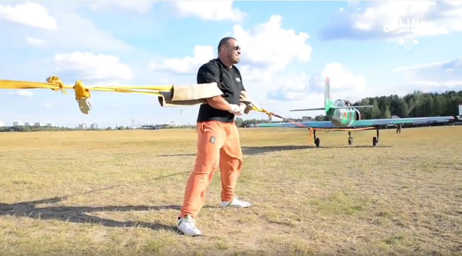 Strength of Hulk: Man pulls 2 planes with bare hands (VIDEO)