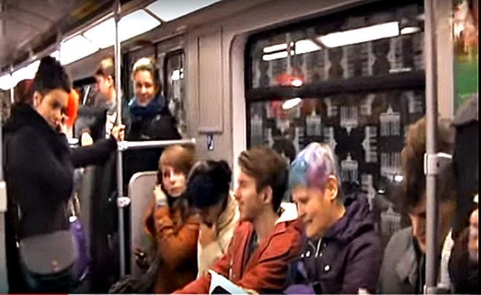 Because of this woman, the whole subway car could not calm down by hysterical laughter!