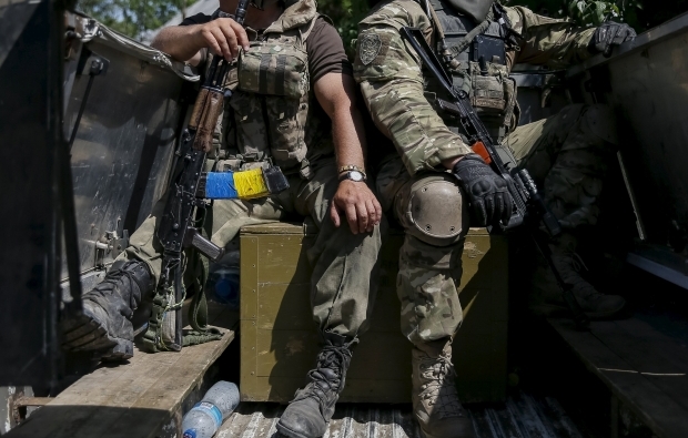 Ukraine begins pullback of light artillery in Donbas