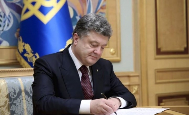 Poroshenko allows contract military to serve for six months