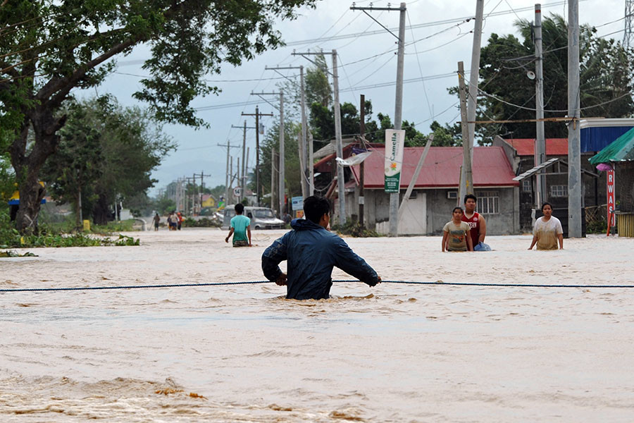 Typhoon Koppu hits Philippines, kills at least 16, displaces 60,000 (PHOTOS, VIDEOS)