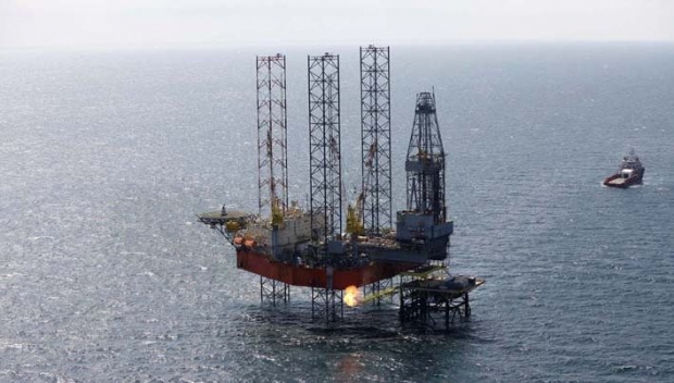 Russia violates Ukraine marine economic zone by setting drilling rig there