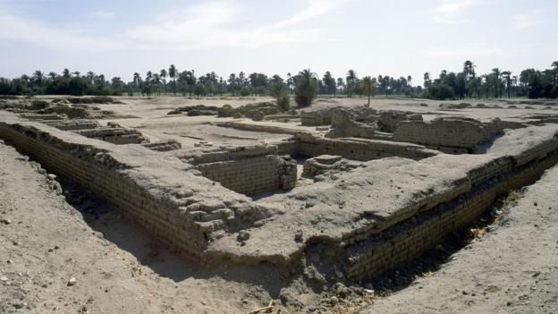 DE4H3R View of the of the sunken garden of the northern section of the  Harem Quarter  of the Great Palace at Amarna.
