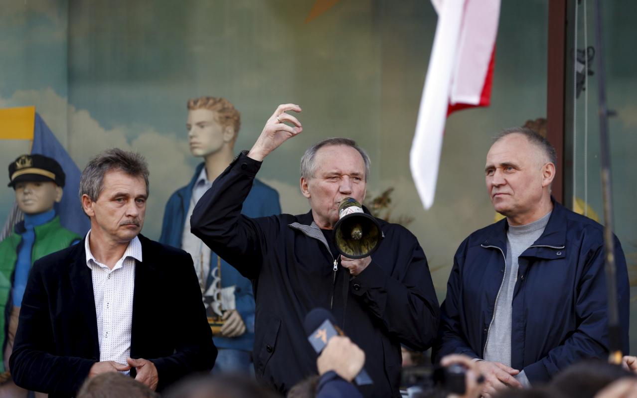 Belarussian opposition leaders Vladimir Neklyayev (C), Nikolai Statkevich (R) and Anatoly Lebedko talk about the upcoming presidential elections with people in central Minsk, September 10, 2015. The Belarussian presidential election is scheduled to be held on October 11, 2015.  REUTERS/Vasily Fedosenko