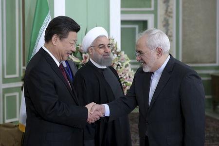 Iranian Foreign Minister Mohammad Javad Zarif (R) shakes hands with Chinese President Xi Jinping in Tehran, Iran January 23, 2016. REUTERS/President.ir/Handout via Reuters