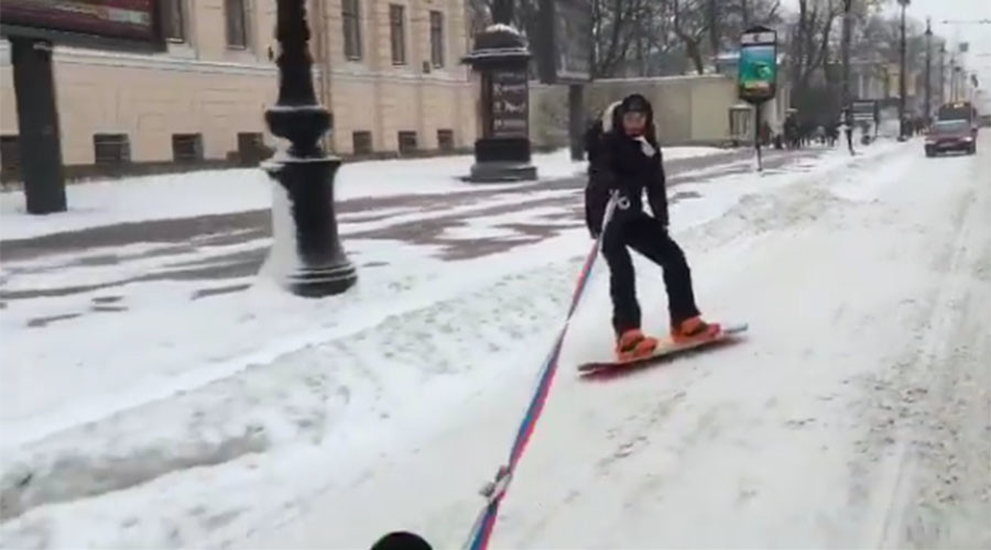 Hitchin’ a ride: Snowboarder pulled by car shows off tricks in icy St. Petersburg (VIDEO)