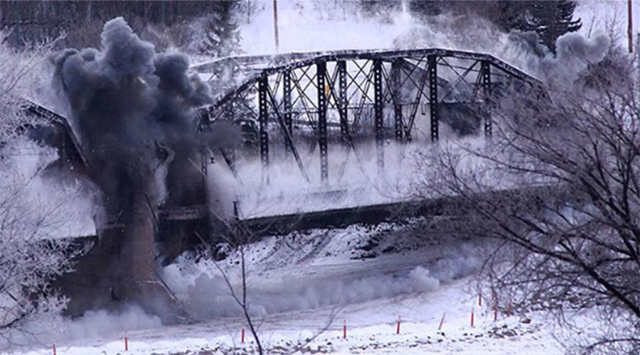 Canadian bridge collapse turns into mass entertainment (VIDEO)
