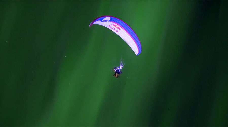Tripping the light fantastic: Spanish paraglider ‘dances’ with Northern Lighs in Norway (VIDEO)