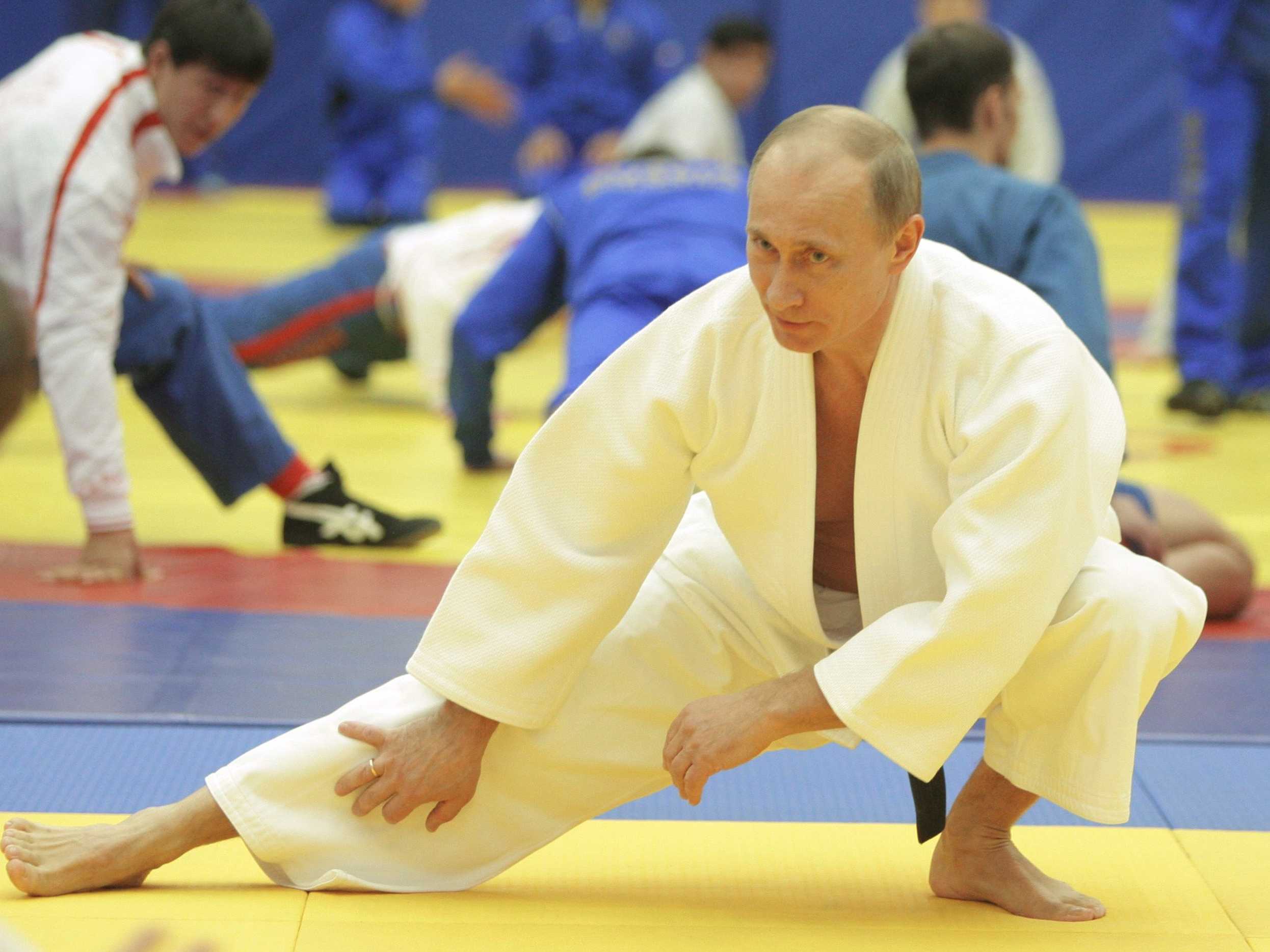 Judo Chop! Putin spars with Russian team in Sochi (VIDEO)