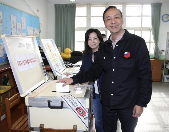 Taiwan's ruling Nationalist Kuomintang Party (KMT) chairman Eric Chu (R) and his wife Kao Wan-ching cast their ballots in New Taipei city, Taiwan, January 16, 2016. REUTERS/Hsieh Chia-chang/Pool