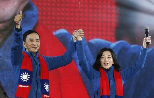 Taiwan's ruling Nationalist Kuomintang Party (KMT) chairman Eric Chu (L) and his wife Kao Wan-ching greet supporters as they arrive for a campaign rally a day before the election in New Taipei City, Taiwan January 15, 2016. REUTERS/Olivia Harris
