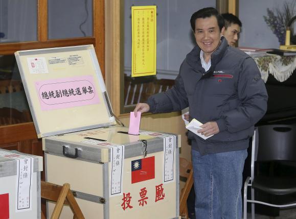 Taiwan president Ma Ying-jeou casts his ballots in Taipei, Taiwan, January 16, 2016. REUTERS/Stringer