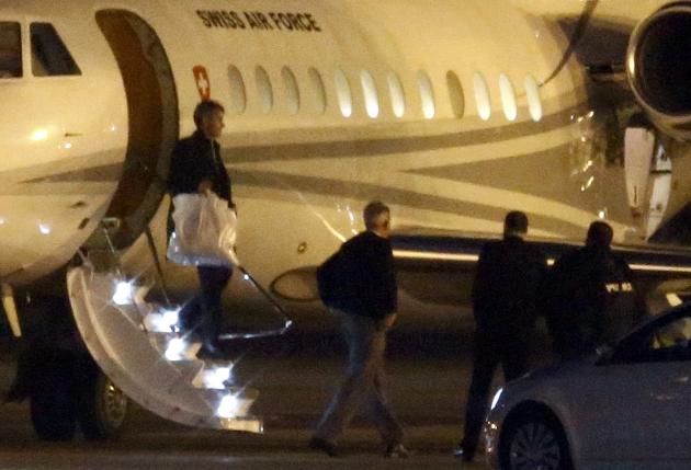People walk off a plane carrying three Iranian-Americans, who left Tehran under a prisoner swap, after it landed at Cointrin airport in Geneva, Switzerland January 17, 2016.  REUTERS/Denis Balibouse