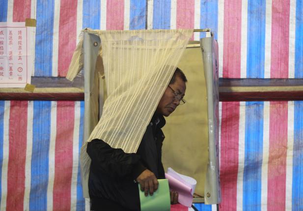 A voter casts his ballot at a polling station during general elections in New Taipei City, Taiwan January 16, 2016.  REUTERS/Pichi Chuang
