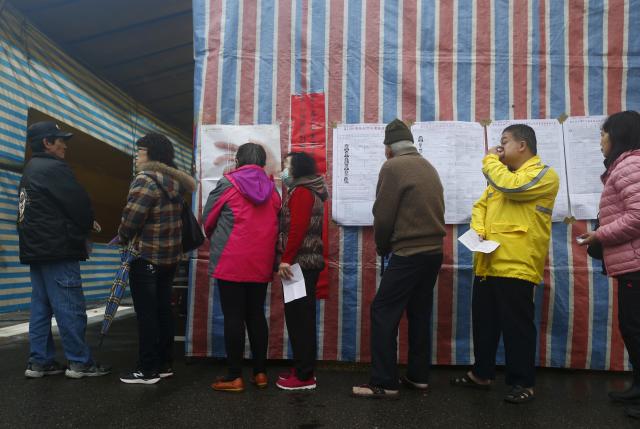 Voters queue to cast their ballots at a polling station during general elections in New Taipei City, Taiwan January 16, 2016.  REUTERS/Pichi Chuang