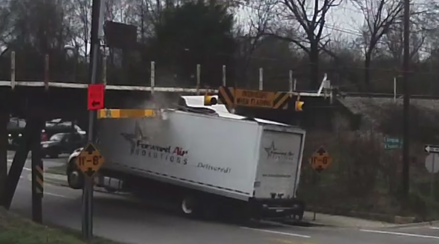 Can-opener: Delivery truck becomes ‘102nd crash’ victim of infamous US bridge (VIDEO)
