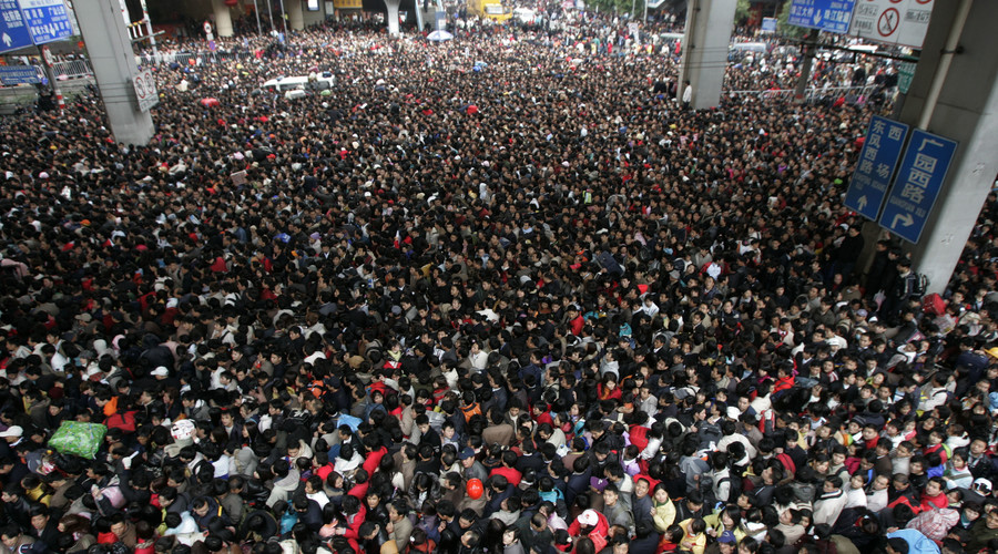 Queues from hell! Over 100,000 stranded outside Guangzhou station in China (PHOTOS)