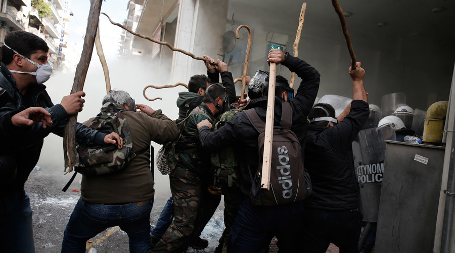 800 Greek farmers storm Agriculture Ministry in Athens, police deploy tear gas (VIDEO)