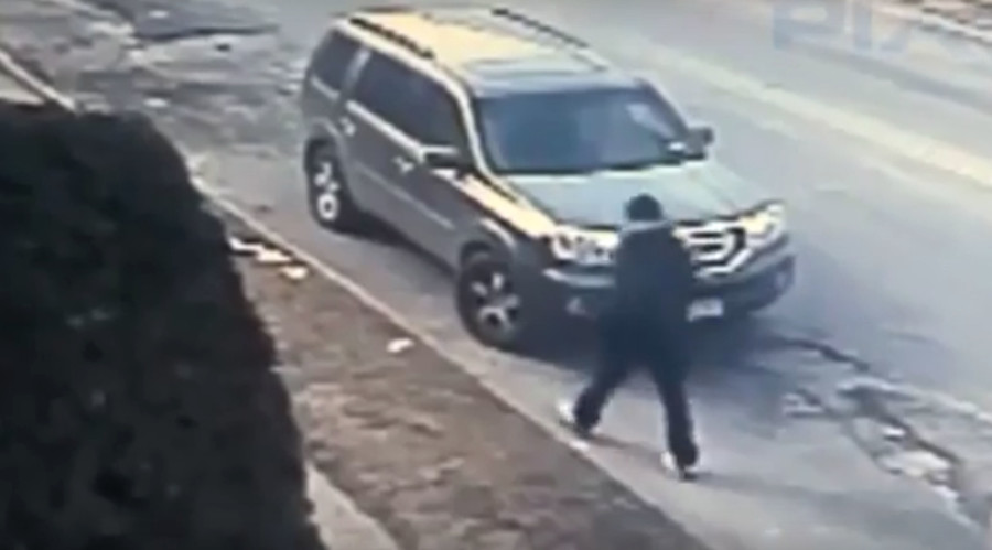 Disarmed: NY teen robber loses limb after victim rams him with car in revenge (VIDEO)