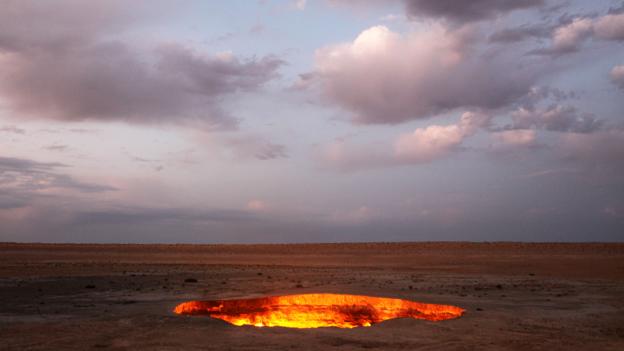 BKXKH4 Derweze or Darvaza, aka as the Door to Hell is a huge crater of burning natural gas in the Kara-kum desert in Turkmenistan.. Image shot 08/2009. Exact date unknown.