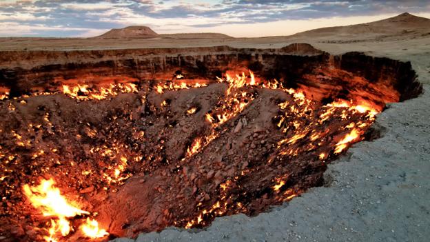 E650GW Fire crater, gas crater, Door to Hell Darvaza crater, Derweze or Darvaza, Karakum Desert, Dasoguz Province, Turkmenistan
