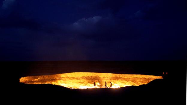 BKXM6R Derweze or Darvaza, aka as the Door to Hell is a huge crater of burning natural gas in the Kara-kum desert in Turkmenistan.. Image shot 08/2009. Exact date unknown.