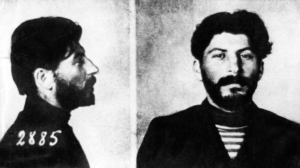Potrait anthropometrique de Joseph Staline (1879-1953) prise par les services de police du Tsar en mars 1908. Staline a connu une carriere de banditisme notamment l'attaque de la banque de Tbilissi en juin 1907    --  Josef Stalin  (1879-1953) czarist police file photograph, march 1908