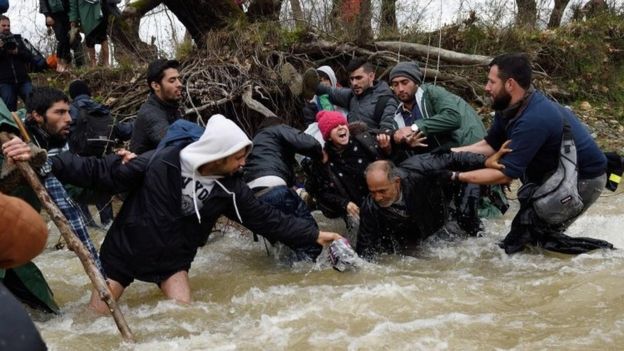 Migrant crisis: Hundreds cross from Greece into Macedonia