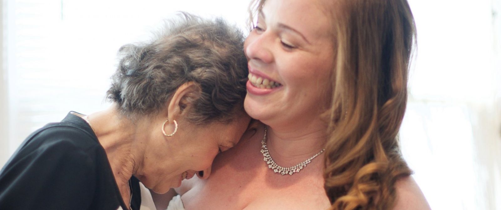 Strangers arrange free wedding in 2 days for bride with mother dying of cancer