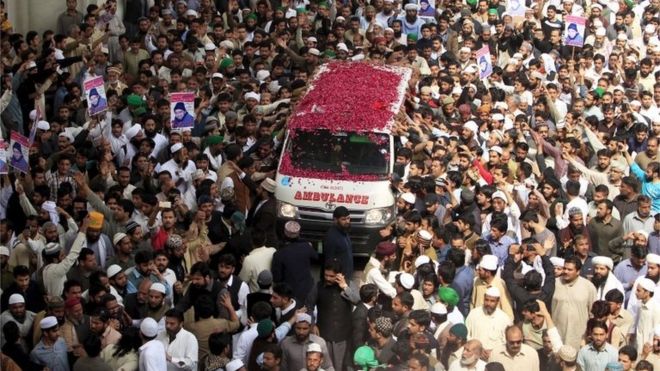Pakistan Salman Taseer murder: Thousands mourn at Mumtaz Qadri funeral