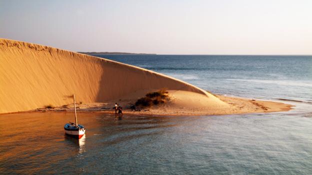 AM0YEB The sand dunes and beautiful clear waters of the Bazaruto Archipelago, Mozambique, Southern Africa
