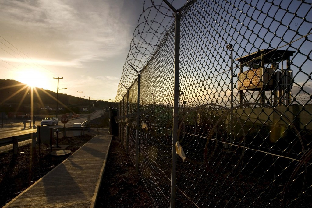 epa01371343 In this image reviewed by the US Military, the sun rises over Camp Delta detention compound which has housed foreign prisoners since 2002, at Guantanamo Bay US Naval Base, in Cuba, 06 June 2008.  EPA/BRENNAN LINSLEY/POOL   IMAGE REVIEWED BY US MILITARY PRIOR TO TRANSMISSION  BY: ALL OVER PRESS / EPA-PHOTO CODE: EPAXX8