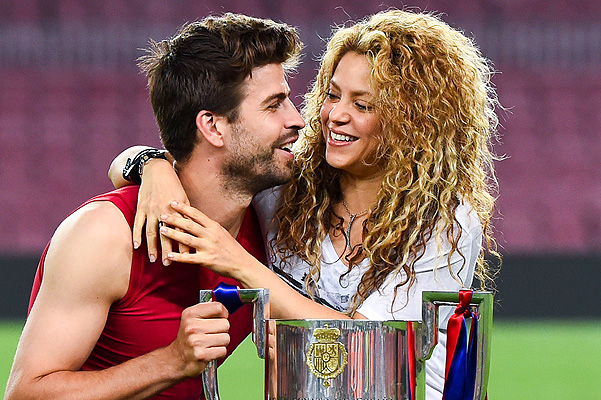 BARCELONA, SPAIN - MAY 30: Gerard Pique of FC Barcelona and Shakira pose with the trophy after FC Barcelona won the Copa del Rey Final match against Athletic Club at Camp Nou on May 30, 2015 in Barcelona, Spain.  (Photo by David Ramos/Getty Images)