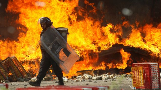 Mexico teachers protest: Six killed in Oaxaca clashes