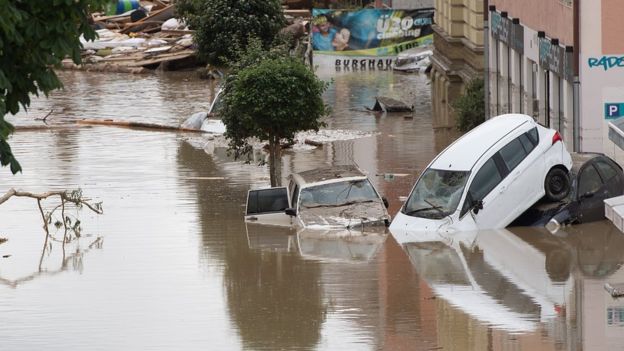 Paris floods: Seine set to peak as more rain forecast