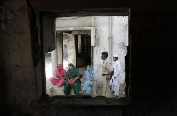 Gujarat riots: India court jails 11 for life over Gulbarg massacre