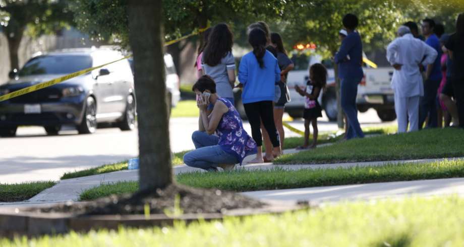 Texas woman shoots, kills 2 daughters