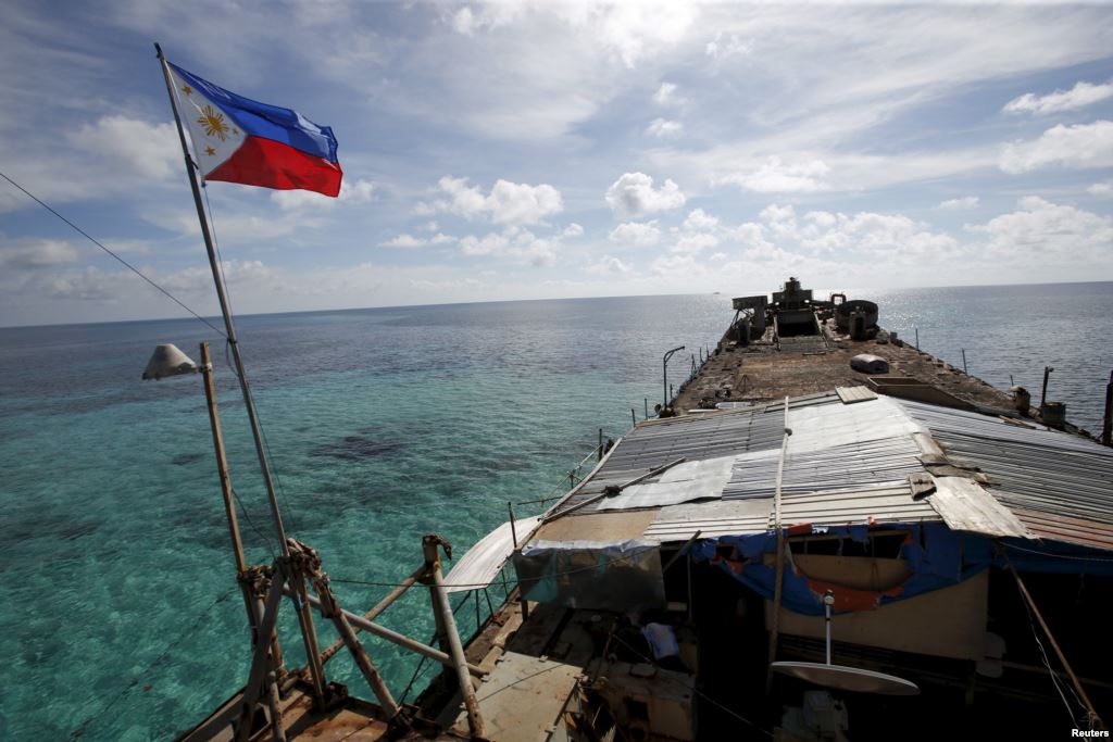 South China Sea: Philippines and Beijing await court ruling