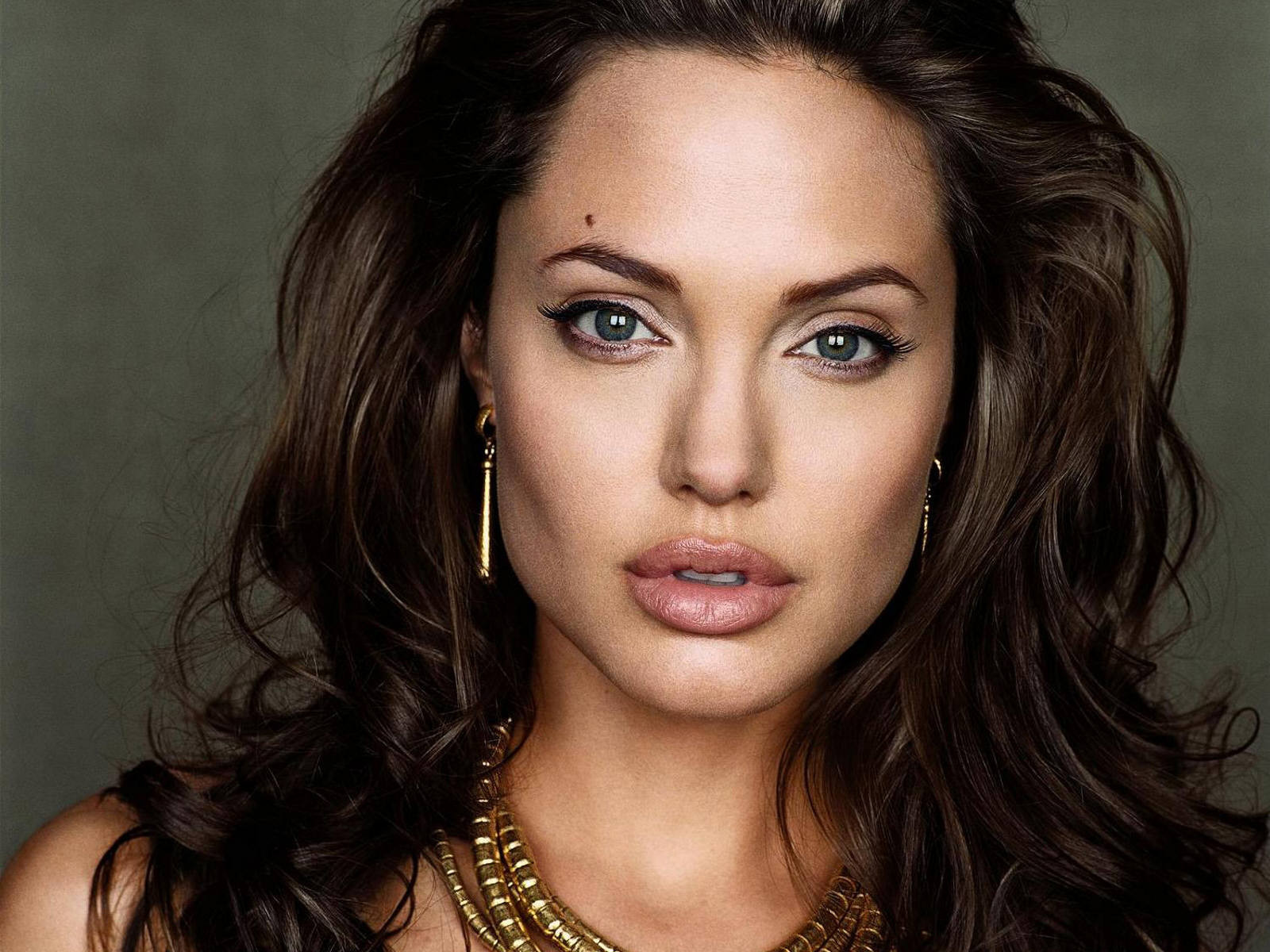 Анджелина Джоли в молодости: в Сеть попали фото звезды в 15 лет