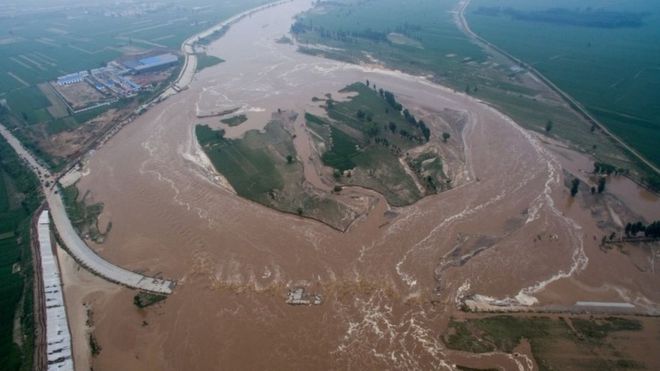 China floods: More than 150 killed and hundreds of thousands evacuated