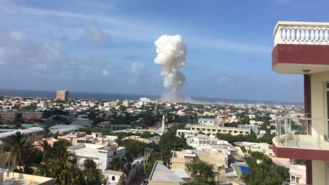 Somalia attack: Twin car bombs explode by Mogadishu airport