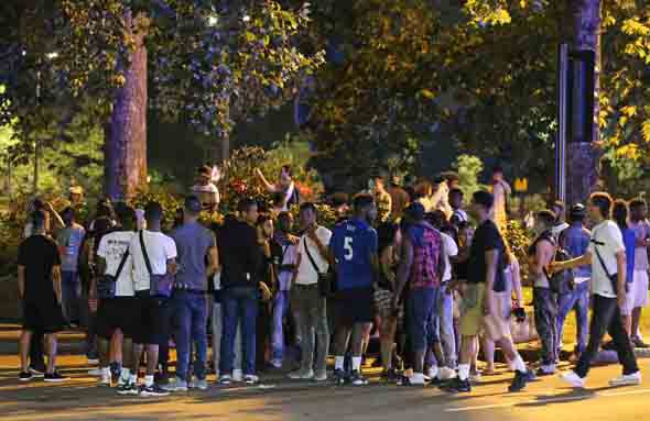 Police-dealt-with-spontaneous-disorder-after-a-water-fight-in-Hyde-Park-turned-viole