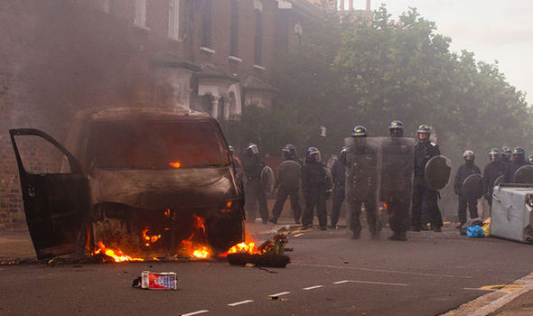 Riot-police-in-Hackney-London-in-August-2011-693174