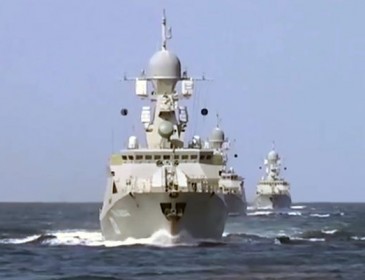 U.S. warship fires warning shots at Iranian boats