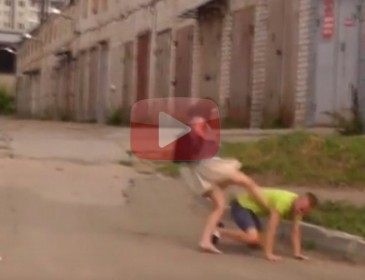 Как девушка избила парня за измену (видео)