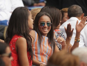 US First Daughter Sasha Obama serves seafood in summer job